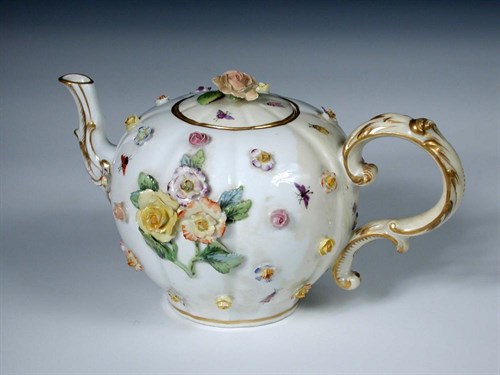 Lot 123 - A Meissen floral encrusted tea pot and cover