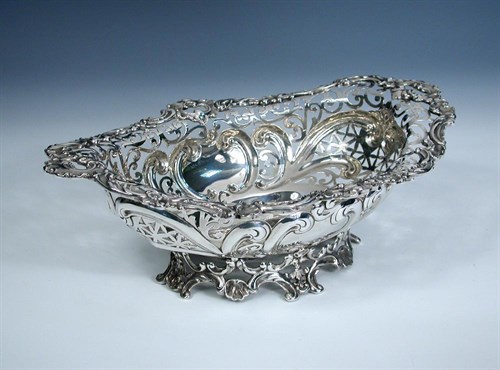 Lot 353 - An American metalwares basket