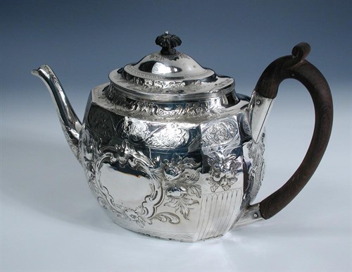 Lot 464 - A George III silver teapot