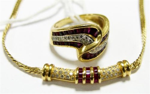 Lot 257 - A modern Italian flat curblink Necklace