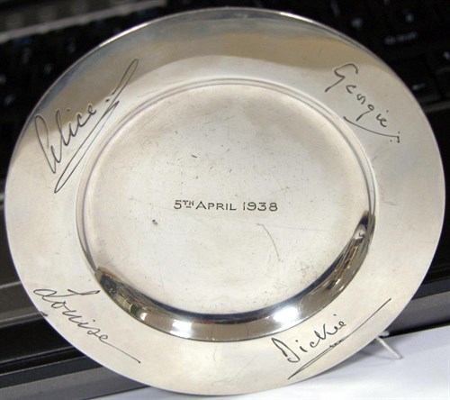 Lot 379 - A small silver dish