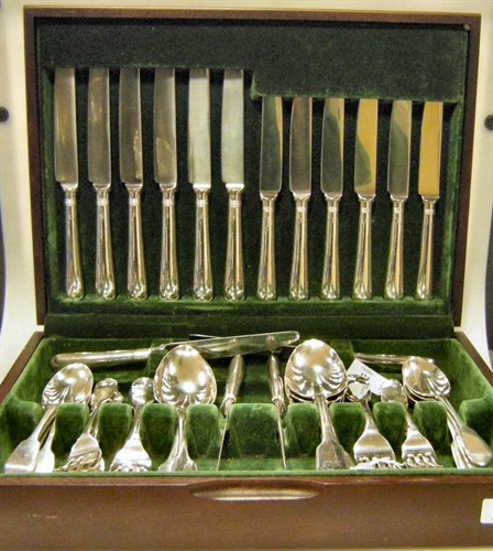 Lot 424 - A matched part service of silver fiddle pattern flatware