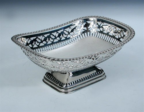 Lot 411 - A silver basket