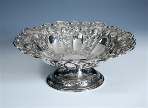 Lot 466 - A circular silver fruit basket