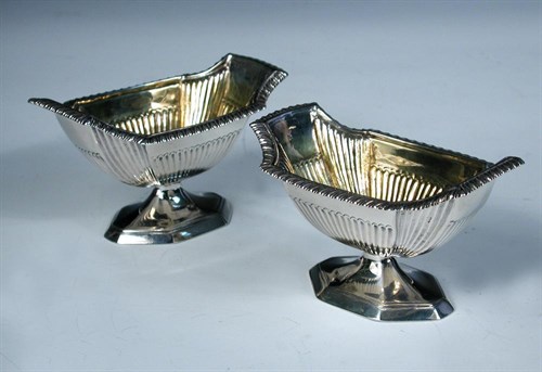 Lot 396 - A pair of Edwardian pedestal salts