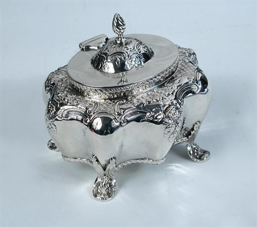 Lot 426 - A Victorian silver tea caddy
