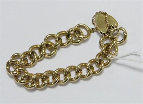 Lot 258 - A large 9ct gold curblink bracelet