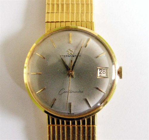 Lot 301 - A Gentleman's 18ct gold cased Eternamatic Centenaire wrist watch