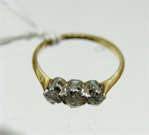 Lot 289 - A small three stone diamond ring