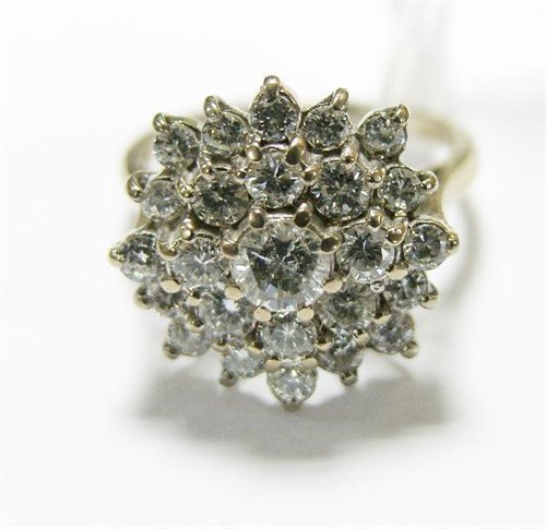 Lot 245 - A large diamond cluster ring