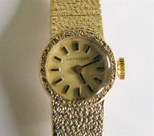 Lot 304 - A Lady's 9ct gold cased 'Longines' wristwatch