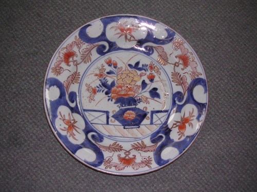 Lot 186 - An early 18th century Japanese Imari dish