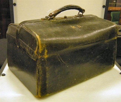 Lot 397 - A green leather gladstone bag