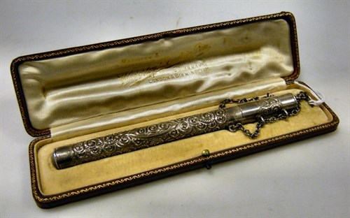 Lot 427 - An Edwardian silver pen case