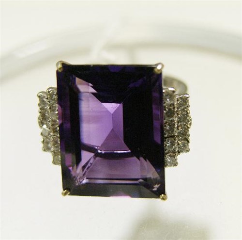 Lot 272 - An 18ct white gold amethyst and diamond ring