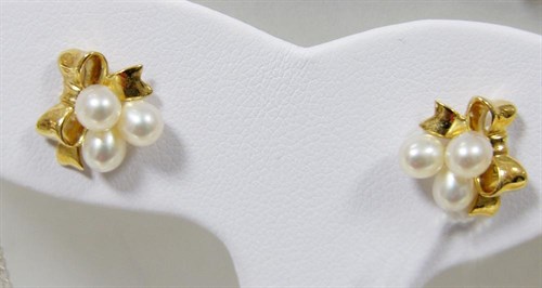 Lot 206 - A pair of Mikimoto cultured pearl cluster earrings