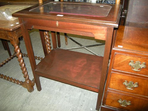 Lot 19 - A mahogany display table