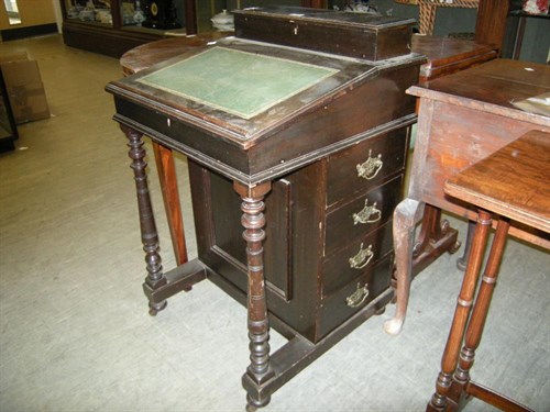 Lot 22 - A late Victorian Davenport desk