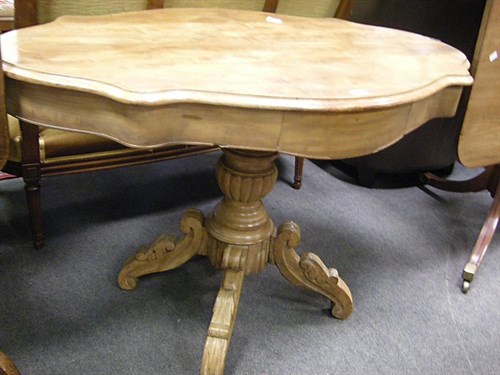 Lot 74 - A pedestal table
