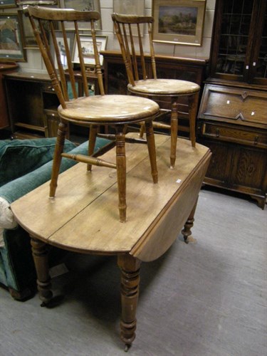 Lot 91 - A Victorian extending dining table with...