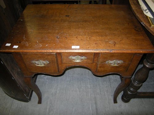 Lot 8 - An oak lowboy