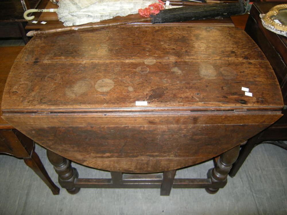 Lot 7 - An oak gateleg table