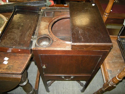 Lot 5 - A 19th century mahogany wash stand