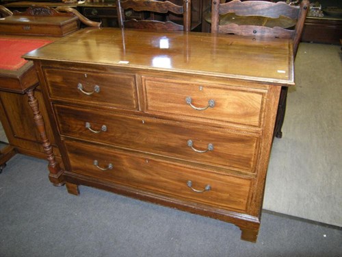 Lot 32 - An Edwardian mahogany chest of drawers