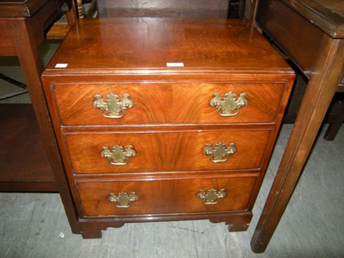 Lot 18 - A small mahogany veneer chest of drawers