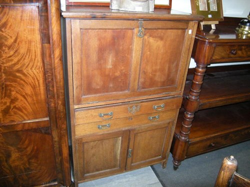 Lot 29 - A mahogany secretaire