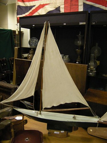 Lot 135 - A tin plate model pond yacht