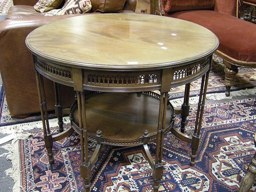 Lot 81 - An Edwardian mahogany cluster column centre table