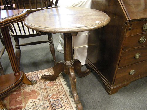 Lot 51 - An oak tripod table