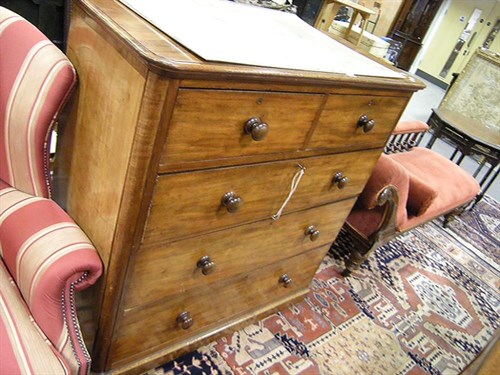 Lot 124 - A Victorian mahogany chest of drawers