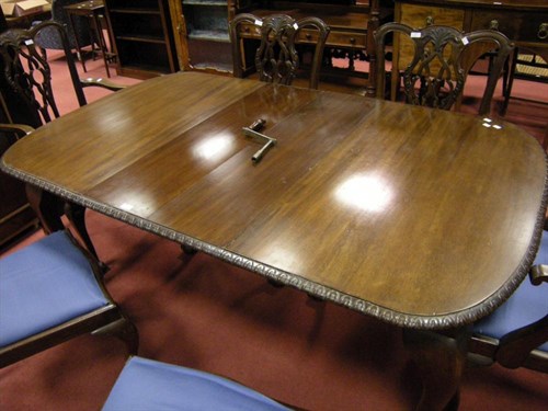 Lot 154 - A mahogany extending dining table