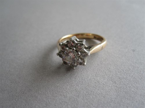 Lot 162 - A diamond cluster ring