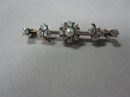 Lot 157 - A diamond and pearl bar brooch