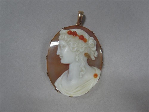 Lot 137 - An oval hardstone cameo pendant of a maiden in profile