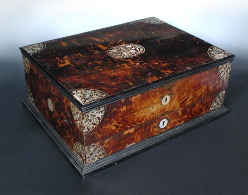 Lot 661 - A late 17th century Flemish tortoiseshell lace box