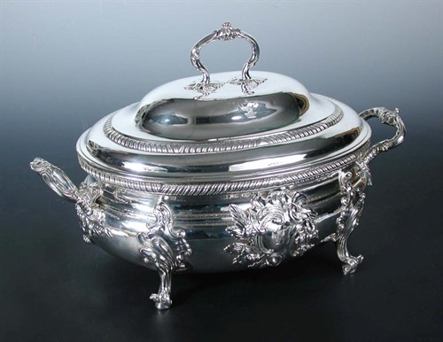 Lot 354 - A George III silver soup tureen