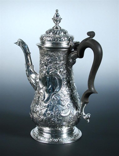 Lot 258 - A George III silver coffee pot