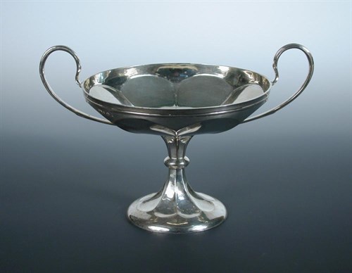 Lot 269 - A silver tazza