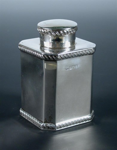 Lot 271 - A small Edwardian silver teacaddy