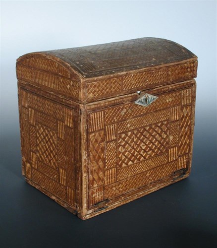 Lot 692 - A Napoleonic prisoner of war straw work trinket box