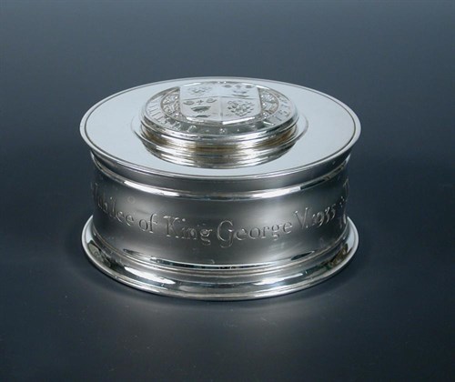 Lot 294 - A silver inkwell Commemorating the Silver Jubilee of HM King George V