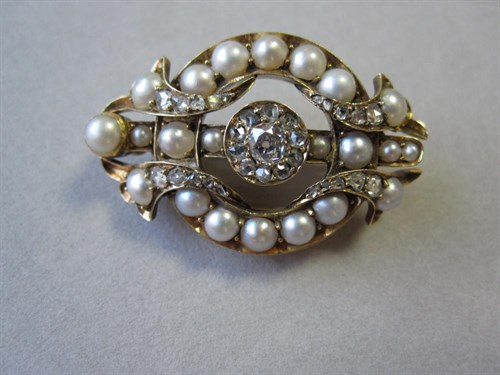 Lot 136 - A 19th century diamond and pearl brooch / pendant