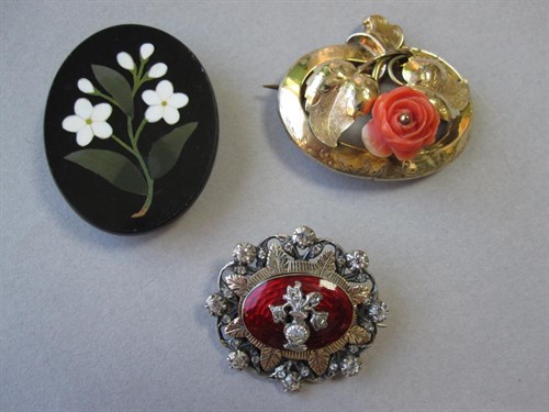 Lot 135 - Three oval flower brooches