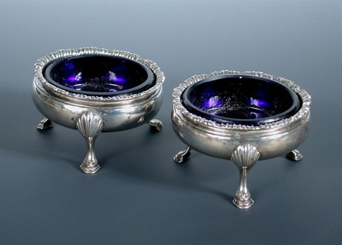 Lot 253 - A pair of George III silver tub salts