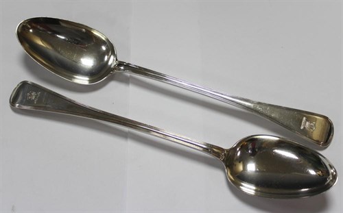 Lot 322 - A pair of George IV silver Old English thread pattern gravy spoons