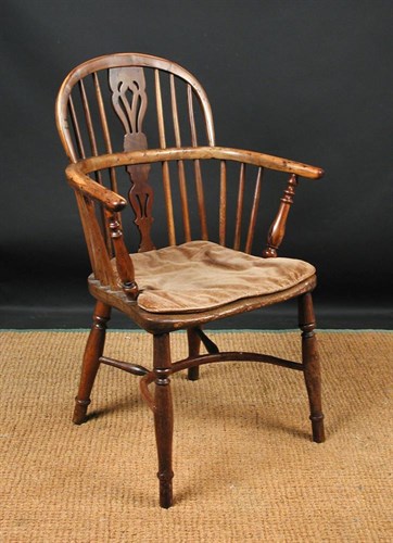 Lot 653 - A George III yew and elm Windsor chair